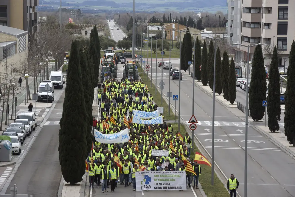 Más de 400 agricultores han participado en la protesta que ha llegado a las puertas de la Subdelegación del Gobierno en Huesca.