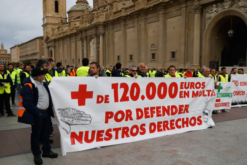 Los agricultores protestan frente a la Delegación del Gobierno de Aragón en la Plaza del Pilar de Zaragoza.