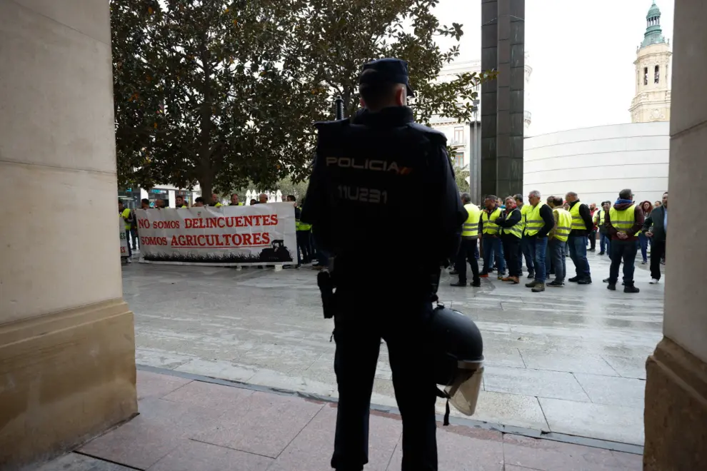 Los agricultores protestan frente a la Delegación del Gobierno de Aragón en la Plaza del Pilar de Zaragoza.