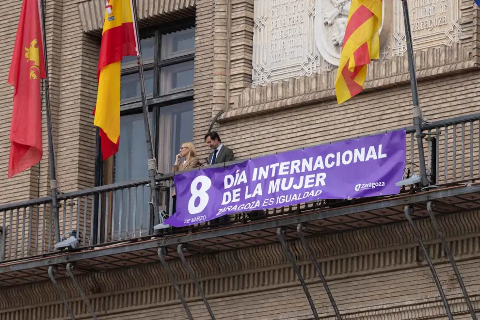 El equipo de gobierno, junto a los portavoces de PP, PSOE y ZeC, con la ausencia de Vox, ha colocado en el balcón del Ayuntamiento una pancarta con motivo del 8M para simbolizar, en palabras de la alcaldesa, Natalia Chueca, que la ciudad "no da un paso atrás" en la lucha para erradicar la desigualdad.