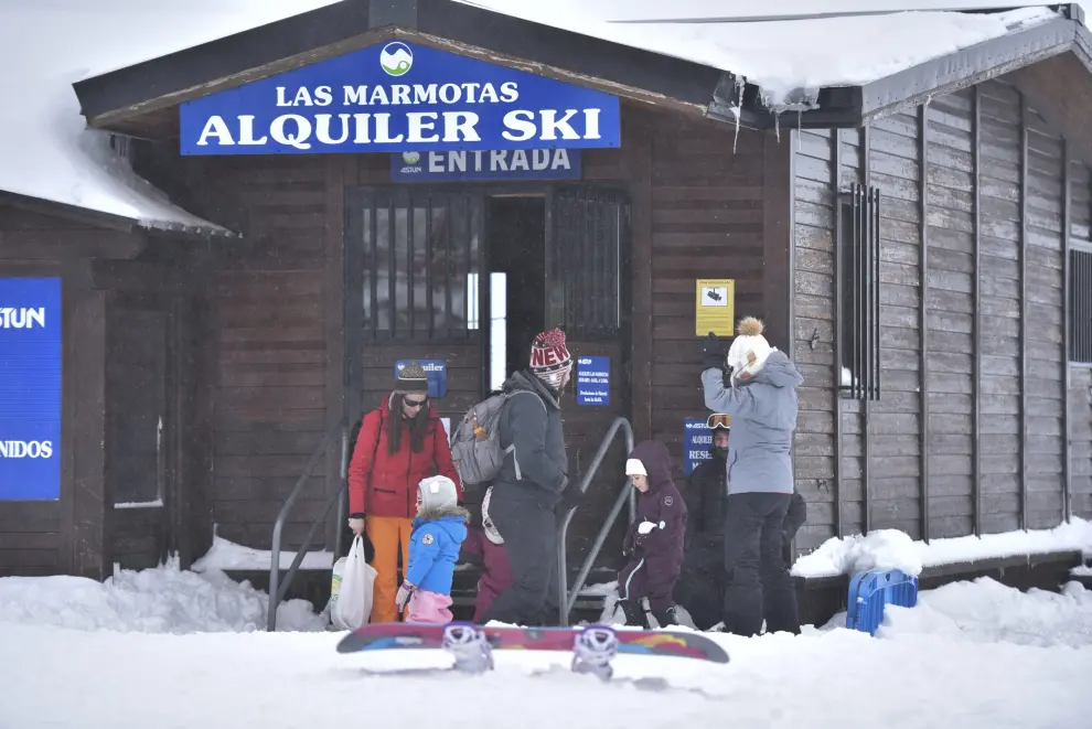 Imágenes de este sábado en la localidad de Canfranc, en la estación de esquí de Astún y en el paso fronterizo del Portalet.