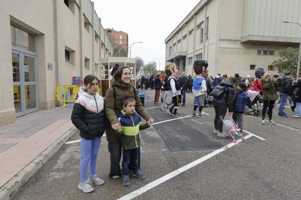 Los Bomberos de Zaragoza celebran su patrón con cabezudos y juegos para toda la familia.