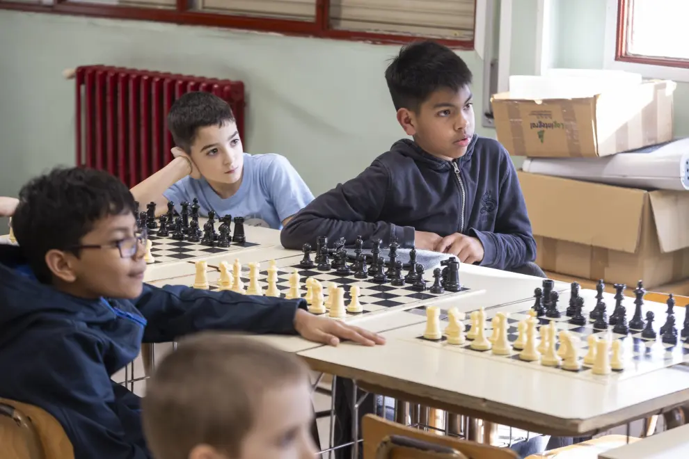 Una de las clases de ajedrez de Enrique Sánchez en el colegio Marcos Frechín de Zaragoza.