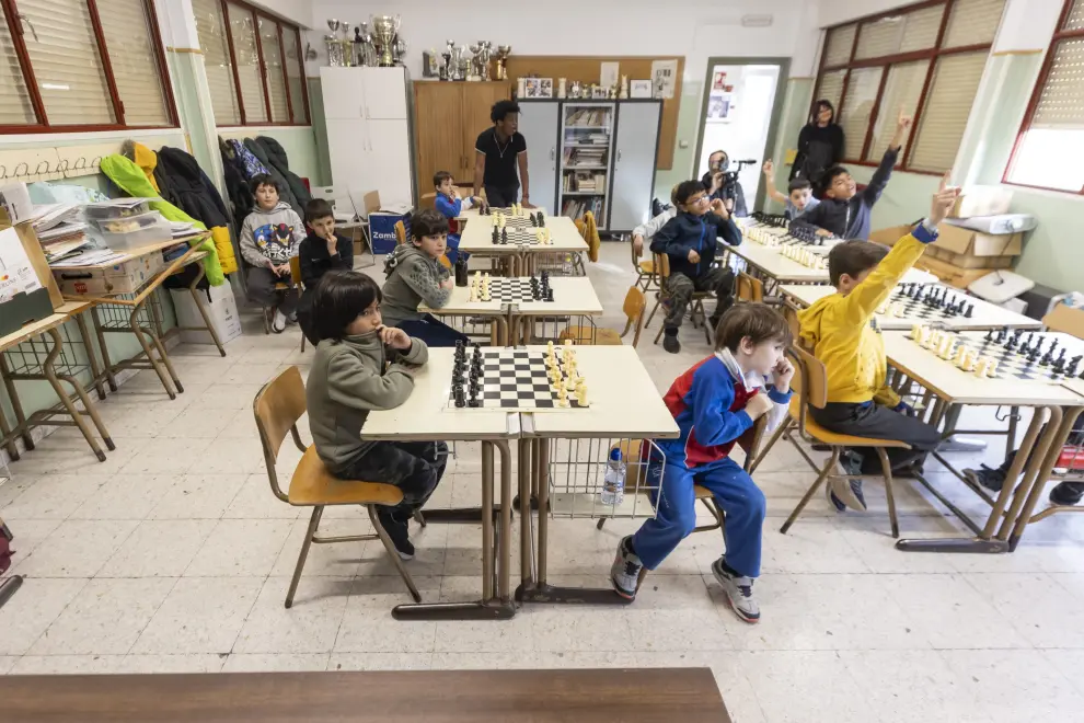Una de las clases de ajedrez de Enrique Sánchez en el colegio Marcos Frechín de Zaragoza.