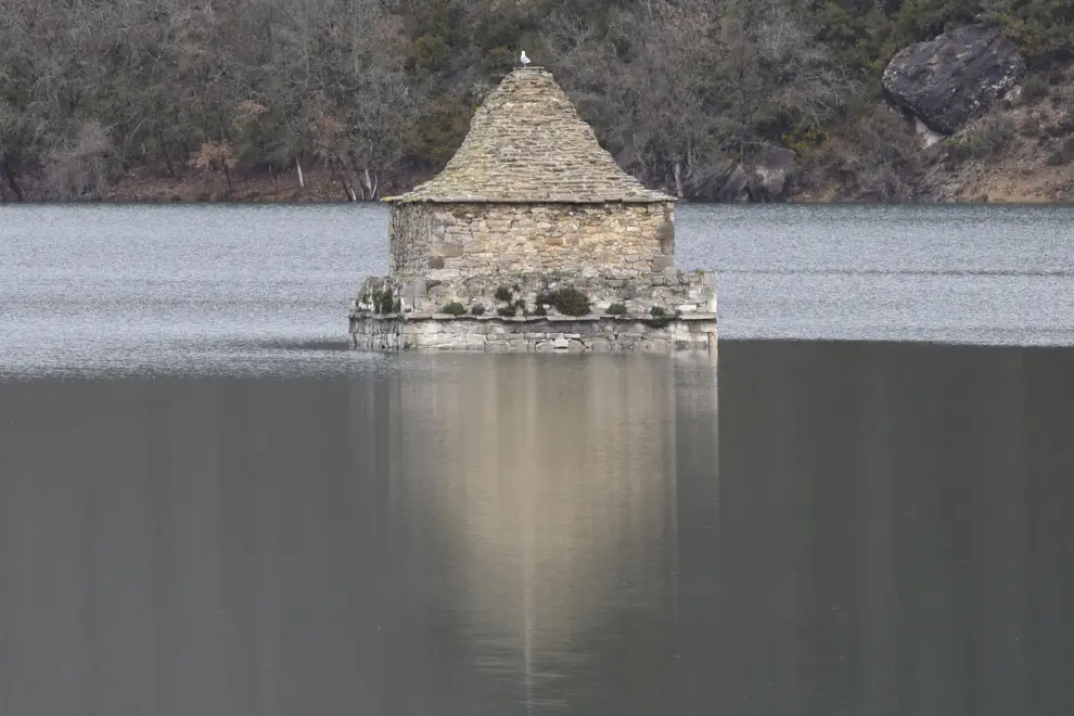 El embalse de Mediano este domingo. La torre de la iglesia apenas emerge sobre la lámina de agua.