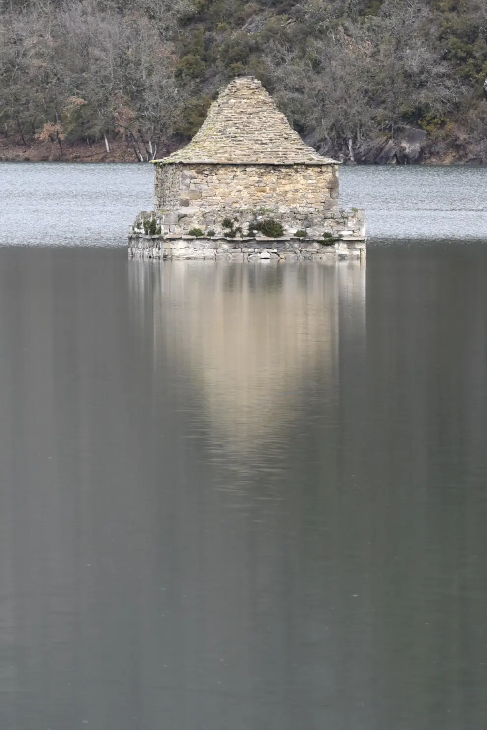 El embalse de Mediano este domingo. La torre de la iglesia apenas emerge sobre la lámina de agua.
