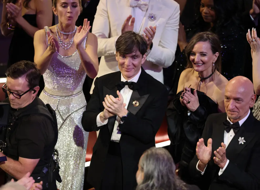Cillian Murphy applauds as Hoyte van Hoytema wins the Oscar for Best Cinematography for Oppenheimer during the Oscars show at the 96th Academy Awards in Hollywood, Los Angeles, California, U.S., March 10, 2024. REUTERS/Mike Blake [[[REUTERS VOCENTO]]]