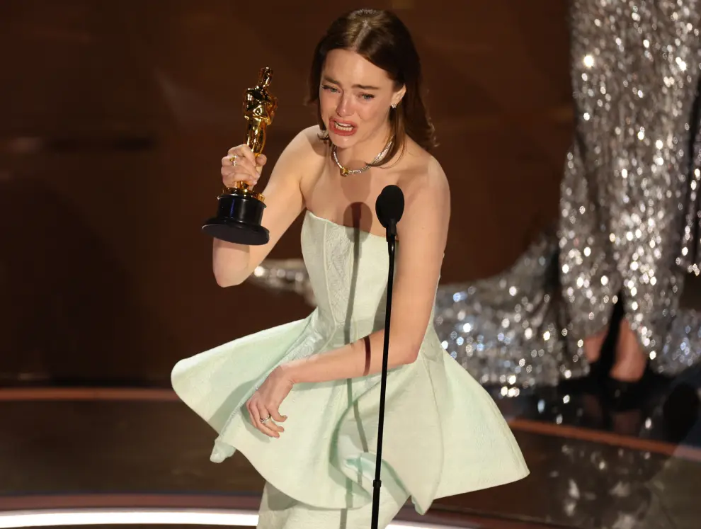 Emma Stone accepts the Oscar for Best Actress for Poor Things during the Oscars show at the 96th Academy Awards in Hollywood, Los Angeles, California, U.S., March 10, 2024. REUTERS/Mike Blake [[[REUTERS VOCENTO]]]