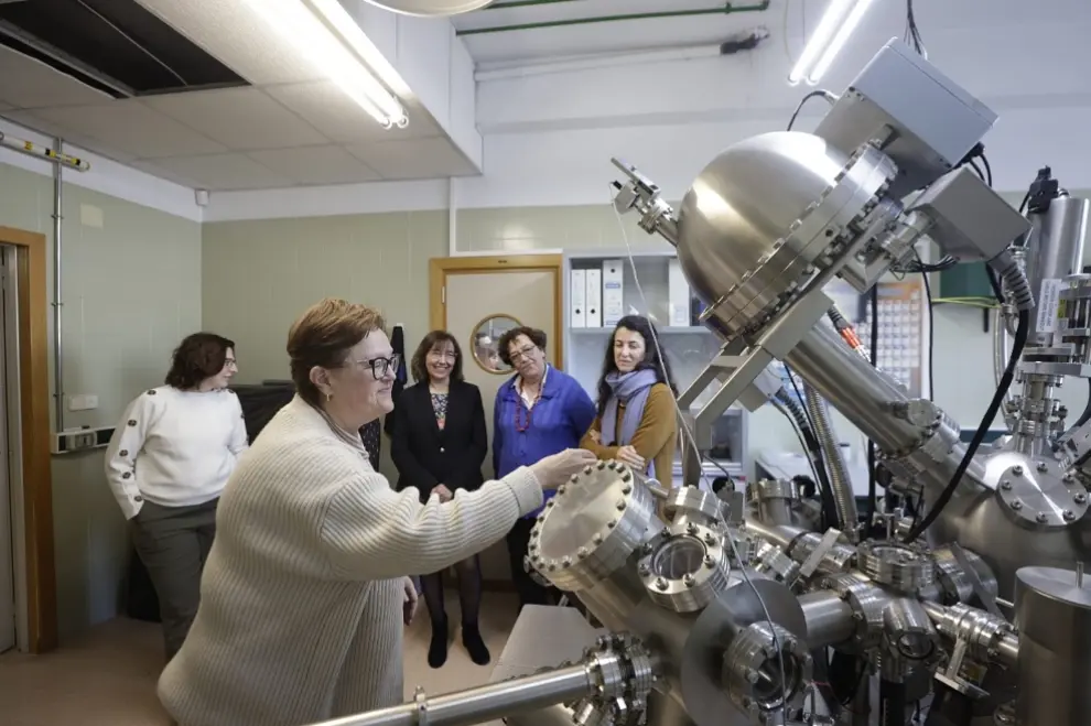 El Delegado de Gobierno en Aragón, Fernando Beltrán, visita el instituto de Carboquímica y se reúne con seis científicas del CSIC.