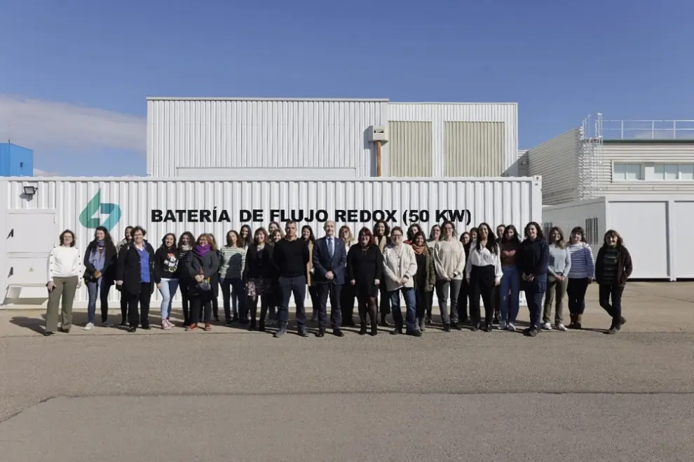 El Delegado de Gobierno en Aragón, Fernando Beltrán, visita el instituto de Carboquímica y se reúne con seis científicas del CSIC.
