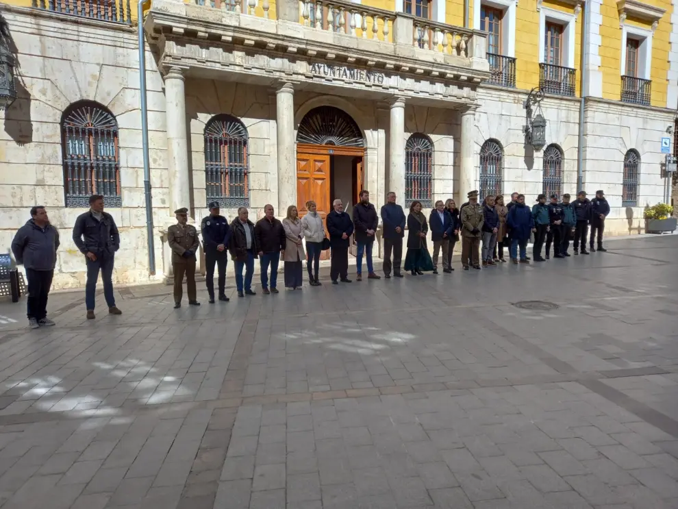 Representantes institucionales y de las fuerzas de seguridad han guardado un minuto de silencio delante del Ayuntamiento de Teruel