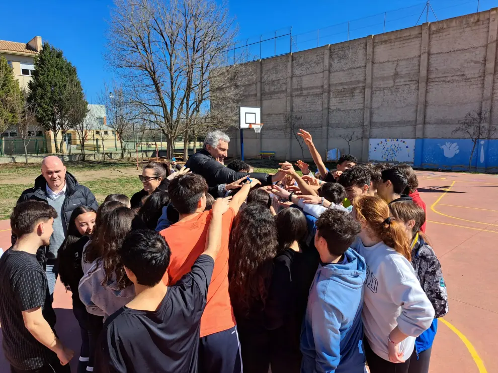 El exjugador Fernando Romay promoviona el baloncesto en Monreal del Campo