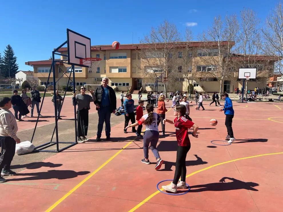 El exjugador Fernando Romay promoviona el baloncesto en Monreal del Campo