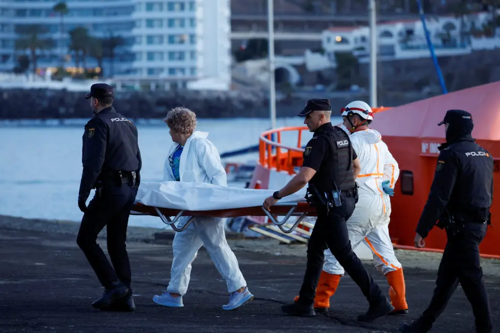 Rescate al sur de Gran Canaria de un cayuco con inmigrantes de origen subsahariano: dos muertos y 15 personas en estado crítico