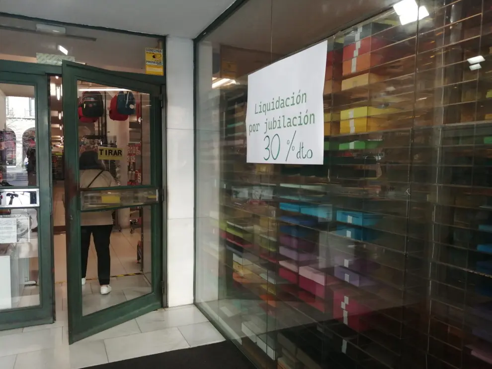 Cierra de papelería SB y la tienda de decoración Isana en el paseo de la Independencia de Zaragoza.