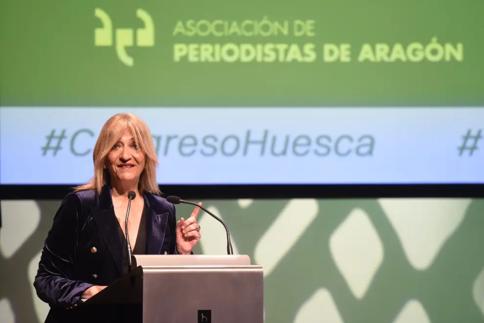 La periodista Encarna Samitier ha recogido el premio 'José Manuel Porquet' en la inauguración del Congreso de Periodismo de Huesca.