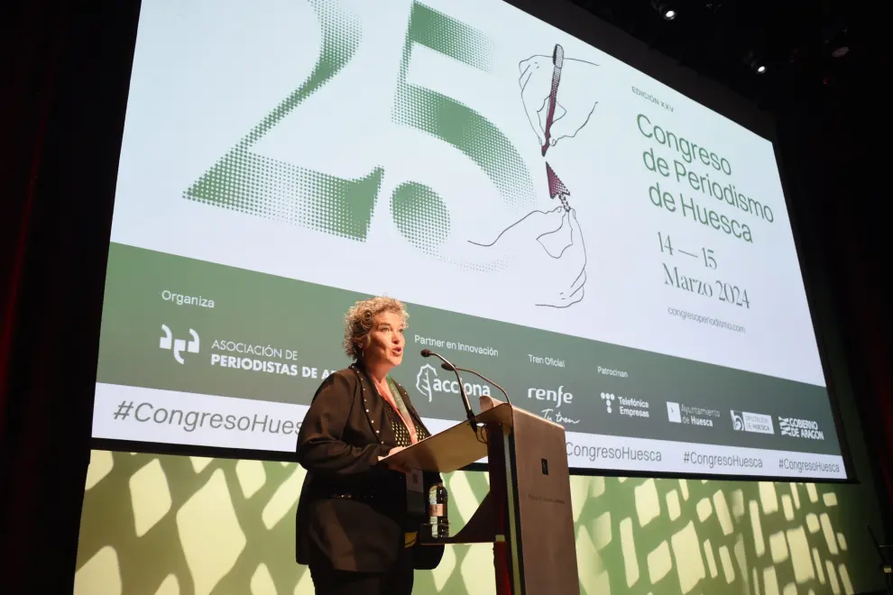 La periodista Encarna Samitier ha recogido el premio 'José Manuel Porquet' en la inauguración del Congreso de Periodismo de Huesca.