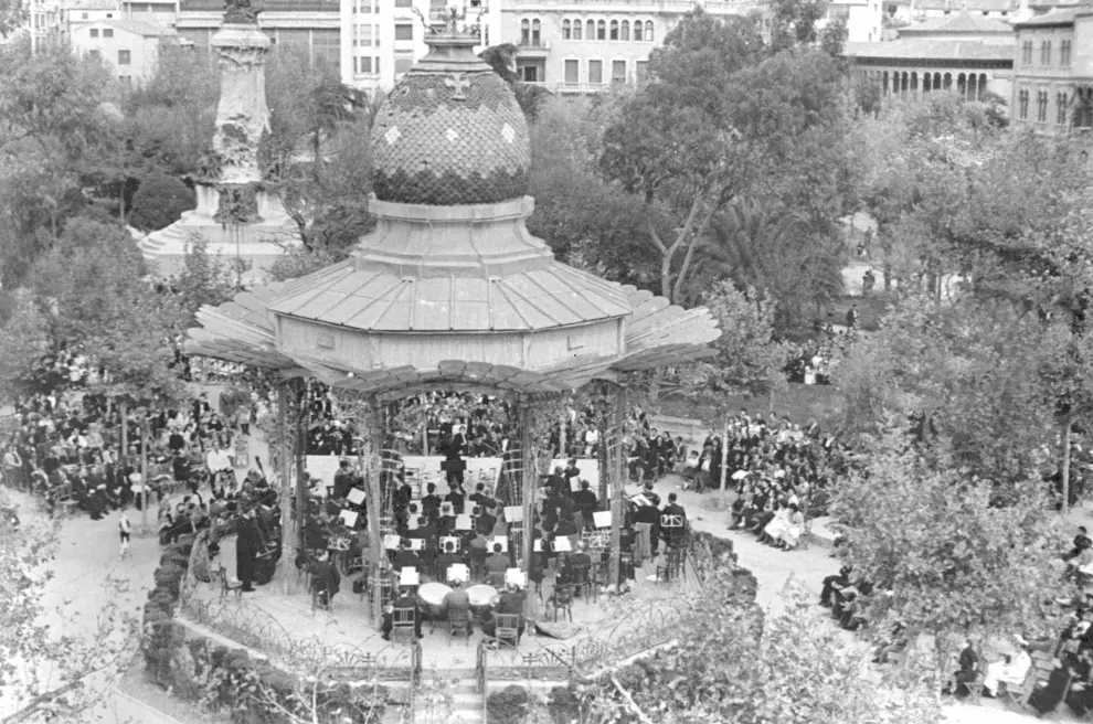 Concierto en el Quiosco de la Música en la plaza José Antonio de Zaragoza en la década de los 50