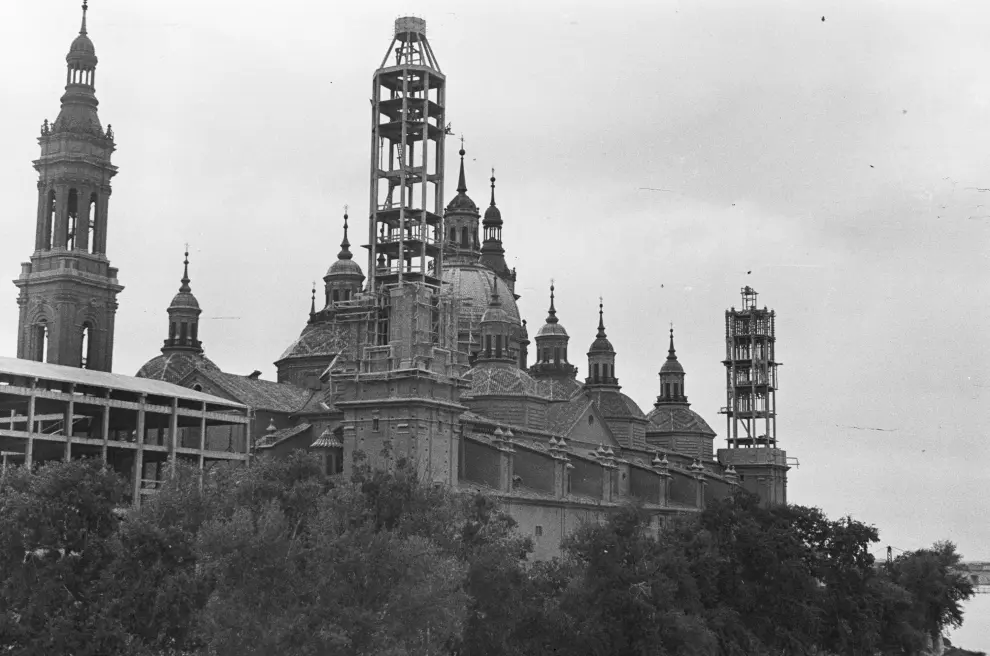 Construcción de las dos torres de la fachada que da al río Ebro y construcción del edificio del Ayuntamiento de Zaragoza en los años 50.