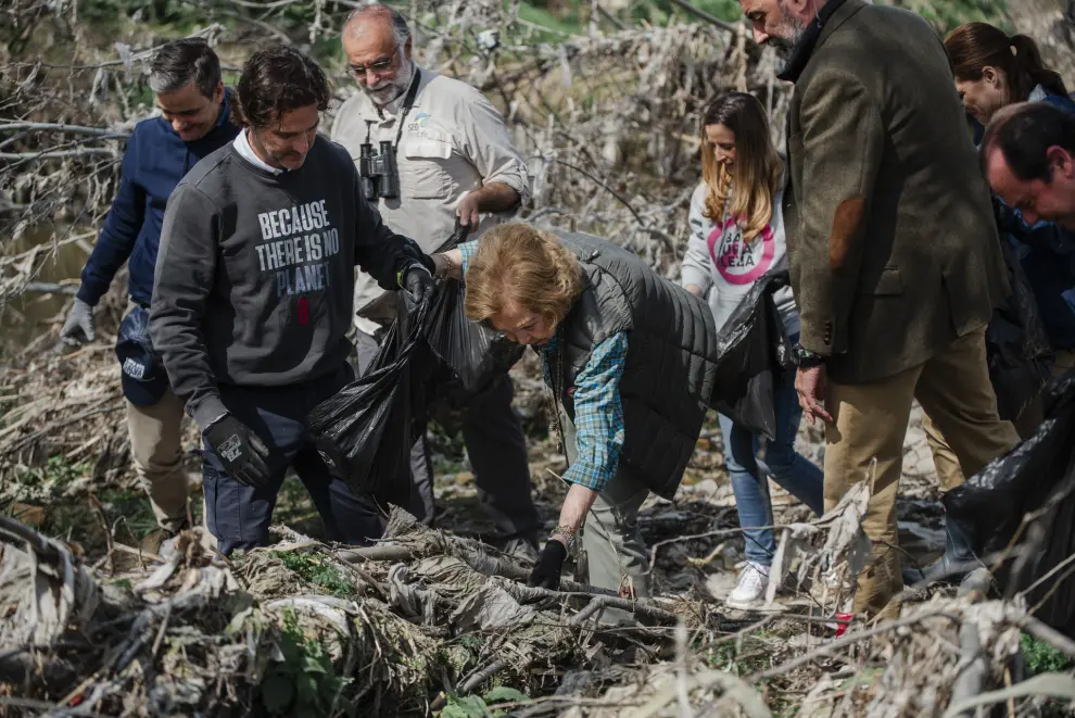 La Reina Sofía (c) participa en la campaña 1m2 por los ríos, lagos y embalses del Proyecto Libera, a 15 de marzo de 2024, en Rivas-Vaciamadrid, Madrid (España). Hoy se ha realizado una limpieza ambiental en el río Manzanares a su paso por la localidad madrileña de Rivas-Vaciamadrid en la que ha participado la Reina Doña Sofía, a través de la Fundación Reina Sofía. Esta jornada, enmarcada dentro de la iniciativa Limpia Ríos Salva Océanos, y dentro de la campaña 1m2 por los ríos, lagos y embalses del Proyecto LIBERA, tiene como objetivo remarcar la importancia de conservar los ecosistemas acuáticos desde el nacimiento del río hasta su desembocadura...15 MARZO 2024;MADRID;REINA SOFIA;PROYECTO LIBERA..Mateo Lanzuela / Europa Press..15/03/2024 [[[EP]]]