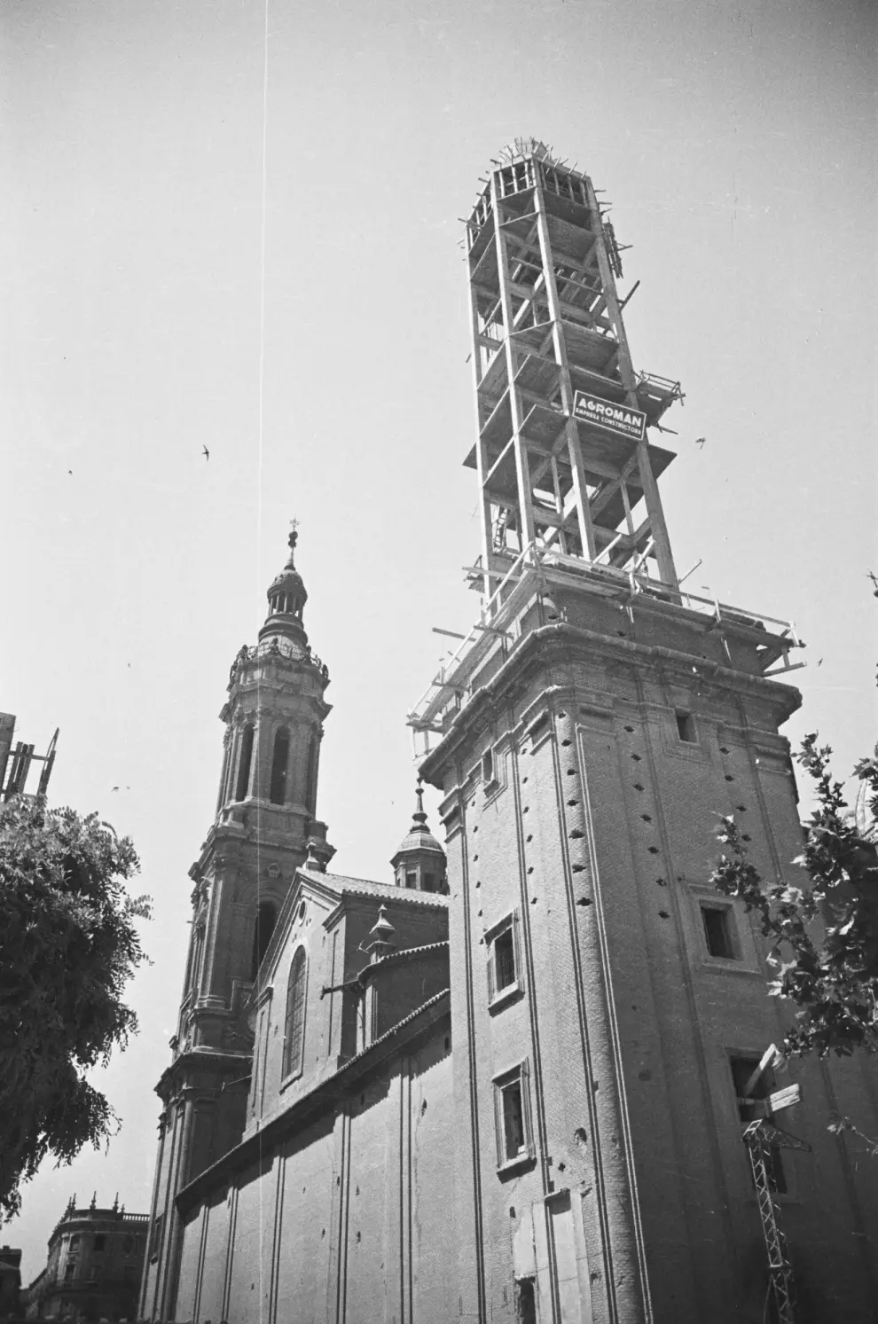 Fachada laterial oriental de la basílica del Pilar de Zaragoza en plena construcción de una las torres en la década de los años 50.