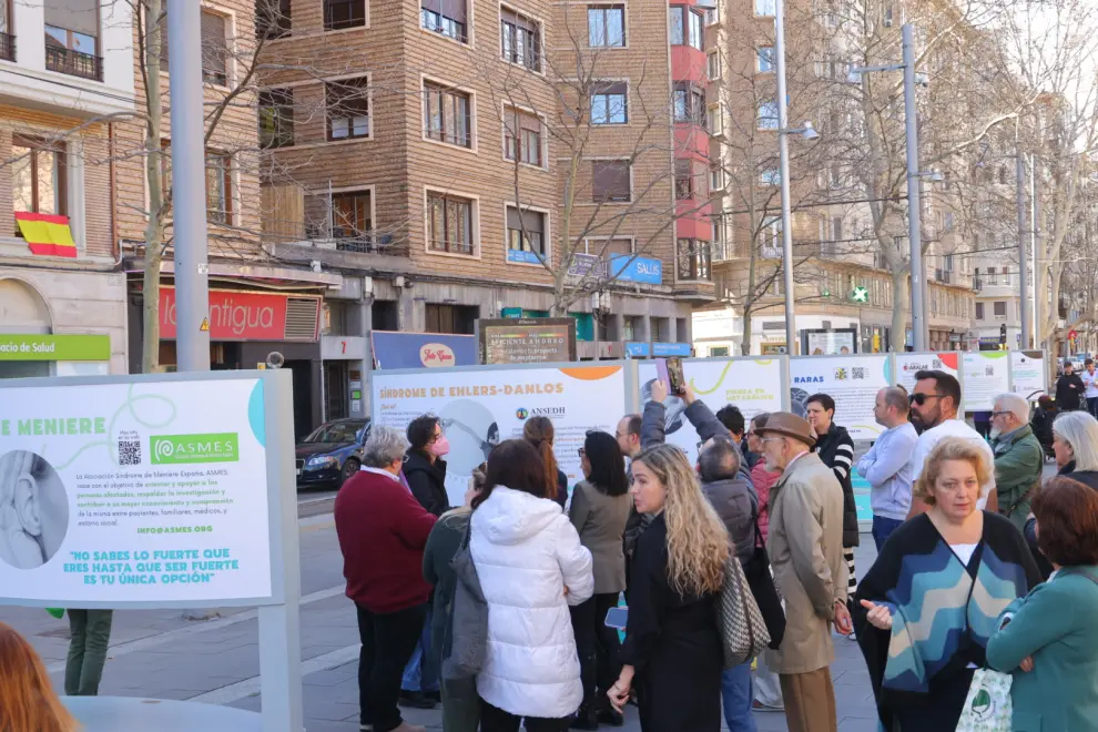 Inauguración de la exposición sobre enfermedades raras en la Gran Vía de Zaragoza.