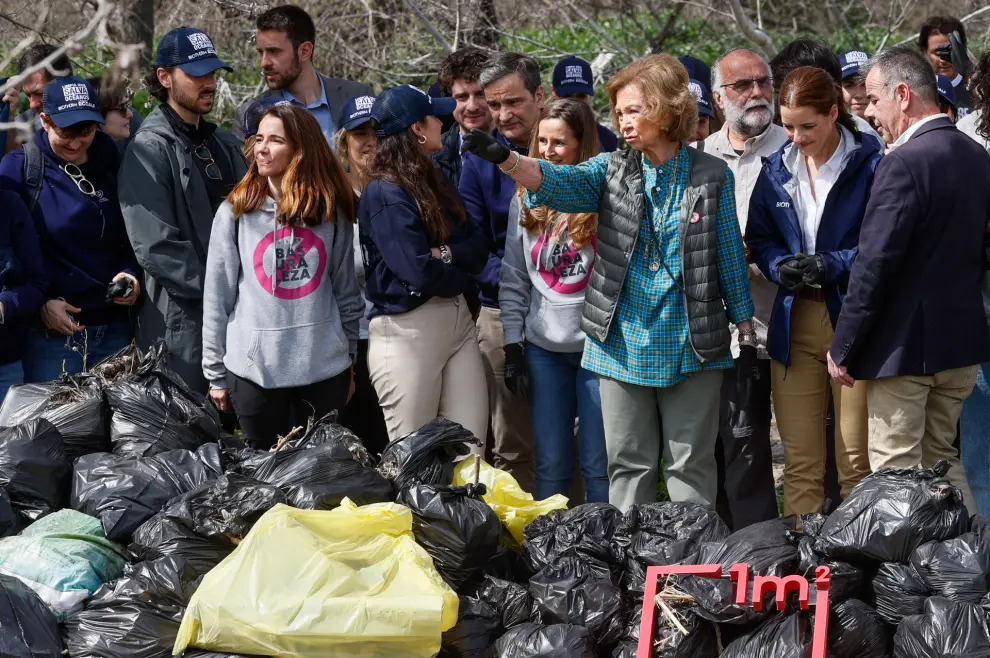 RIVAS VACIAMADRID (MADRID), 15/03/2024.- La reina Sofía participa en una limpieza ambiental del río Manzanares, este viernes en Rivas-Vaciamadrid. EFE/ Fernando Alvarado
