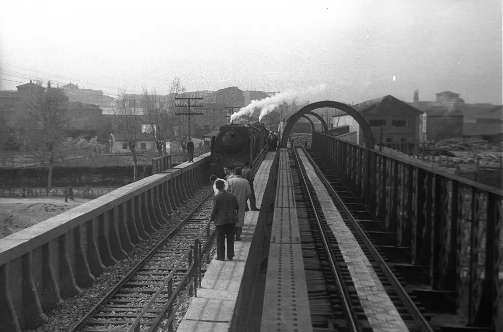 Paso de una locomotora por el puente del ferrocarril, actual puente de la Almoraza.