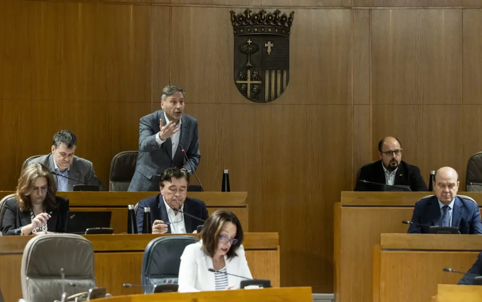 La presidenta de la Cortes amaga con suspender el pleno por el ambiente "deplorable".