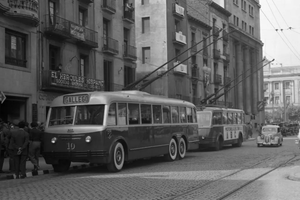 Trolebuses circulando entre el Coso y la plaza de España de Zaragoza en los años 50.