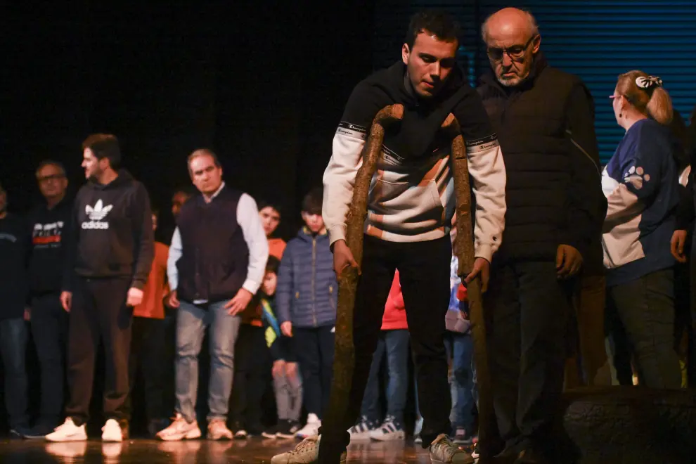 Unas 200 personas están involucradas en 'La Pasión'. En imagen, uno de los últimos ensayos en en el teatro Salesianos de Huesca.