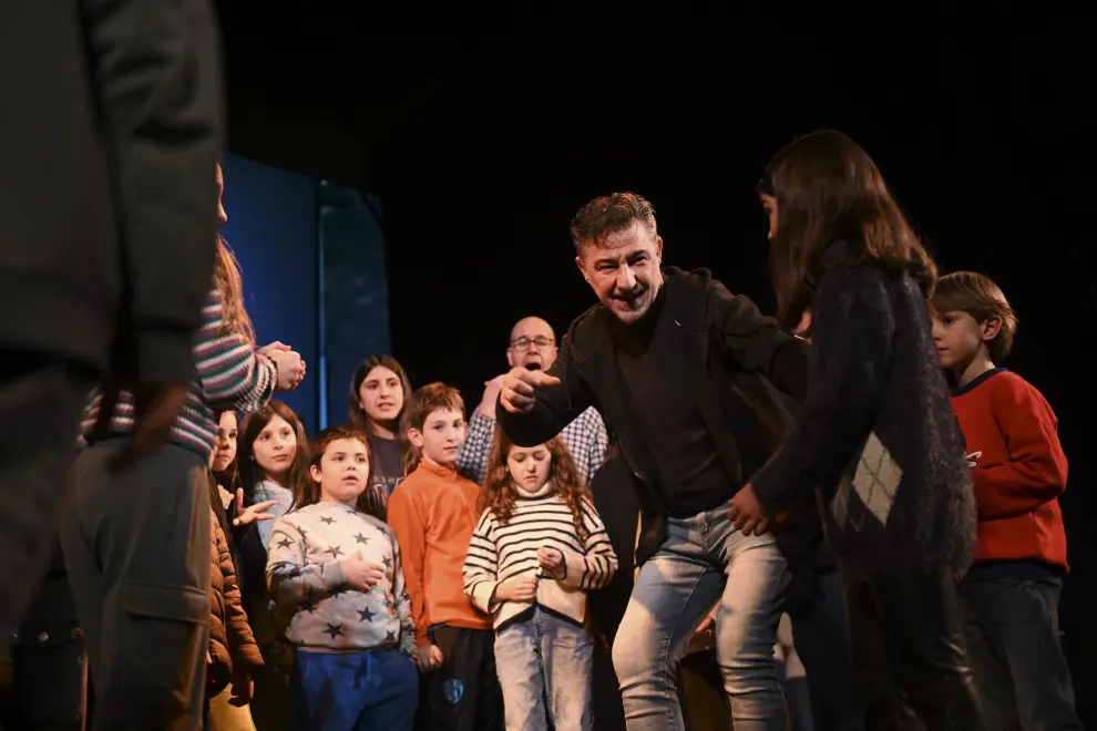 Unas 200 personas están involucradas en 'La Pasión'. En imagen, uno de los últimos ensayos en en el teatro Salesianos de Huesca.