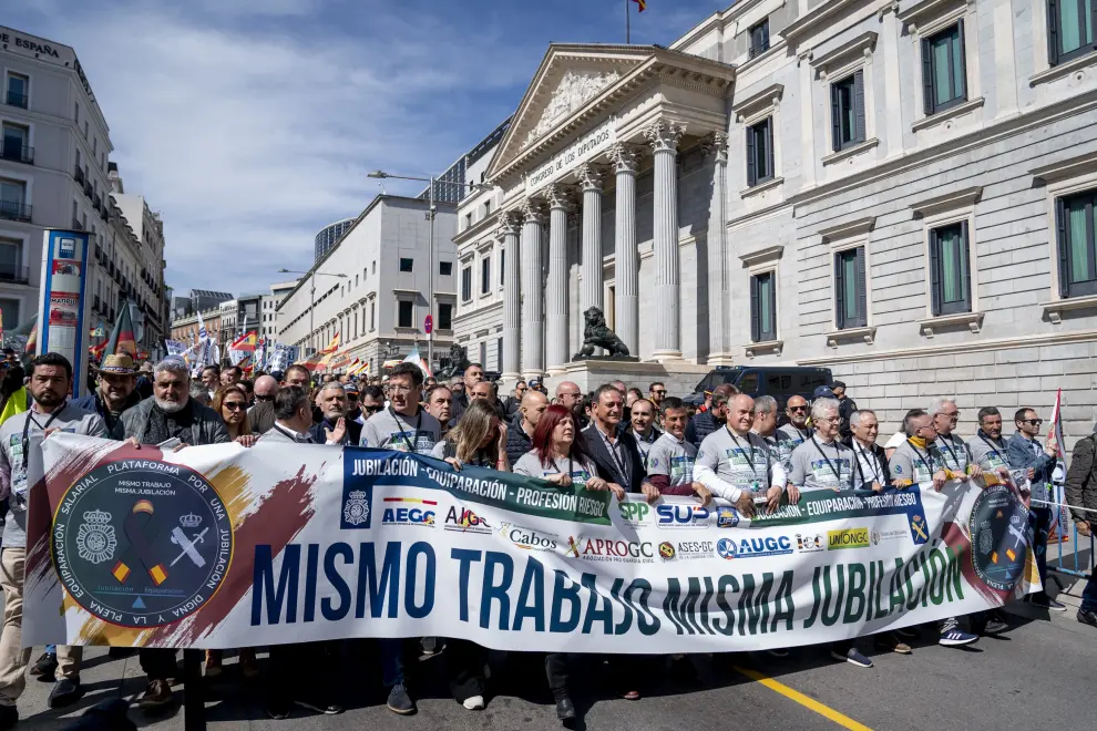 Decenas de personas protestan durante una manifestación de guardias civiles y policías, desde la Plaza de España al Congreso de los Diputados este 16 de marzo de 2024.