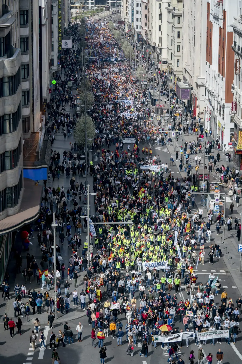 Decenas de personas protestan durante una manifestación de guardias civiles y policías, desde la Plaza de España al Congreso de los Diputados este 16 de marzo de 2024.