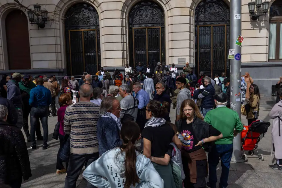 Decenas de personas se han concentrado este domingo para mostrar su rechazo a las palabras del vicepresidente del Gobierno aragonés: "Estas declaraciones no ayudan a la convivencia". Durante el acto se ha pedido la dimisión de Alejandro Nolasco.