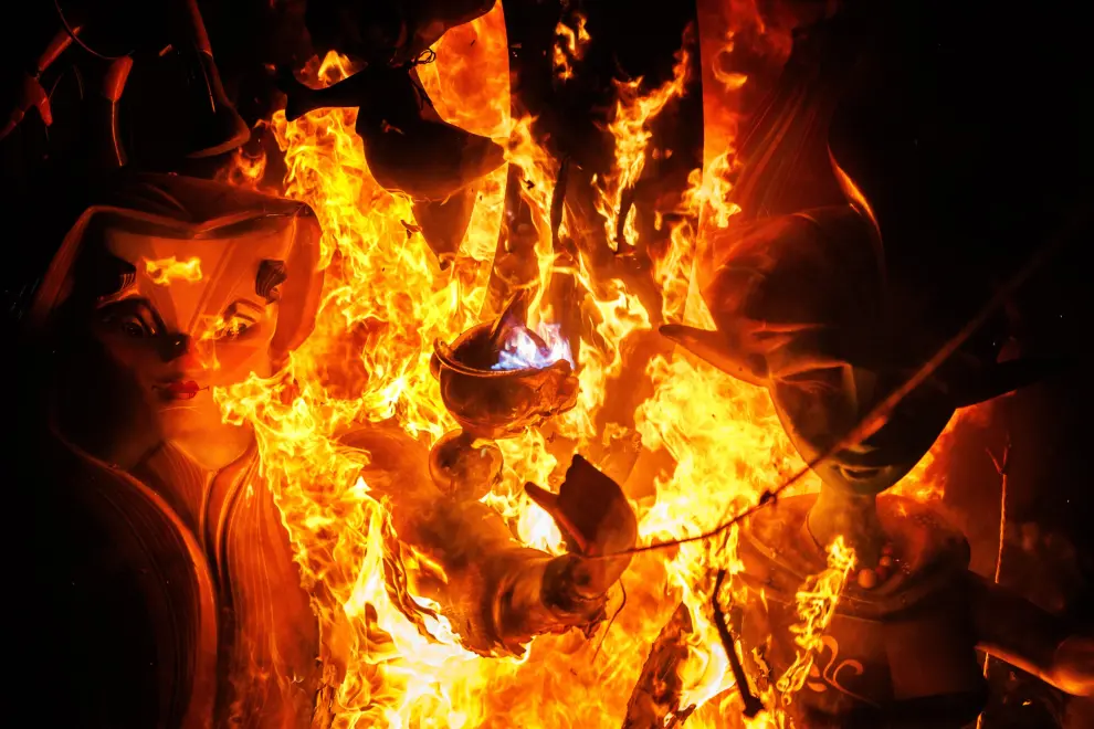Detalle de unos ninots engullidos por el fuego durante la cremà de las Fallas 2024 en Valencia