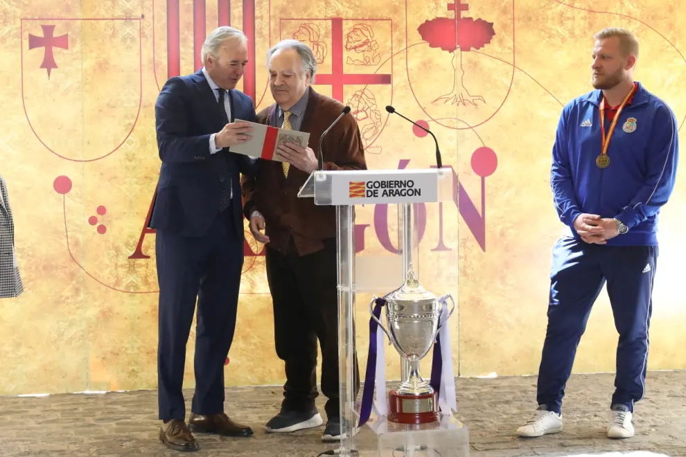Jorge Azcón recibe a las selección aragonesa, campeona de la fase española de la Copa UEFA de las Regiones