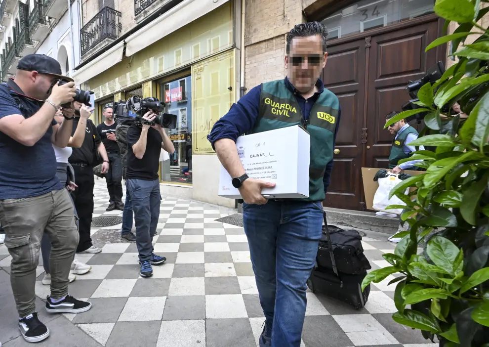 Agentes de la UCO salen de la vivienda de Luis Rubiales, expresidente de la Federación Española de Fútbol.