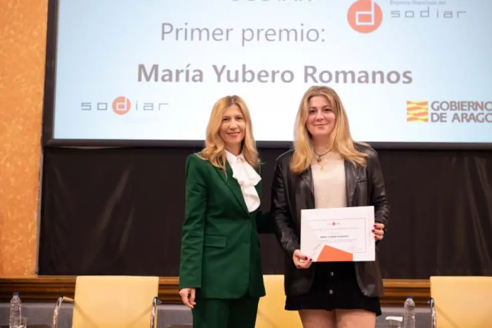 La vicepresidenta segunda y presidenta de Sodiar ha entregado el premio a la ganadora del diseño del sello Sodiar, María Yubero