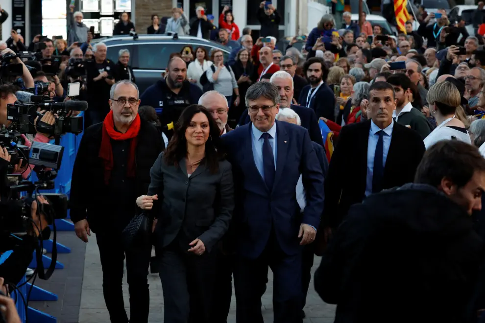 Catalan separatist leader Carles Puigdemont and his wife Marcela Topor arrive to a press conference in Elne, France March 21, 2024. REUTERS/Abert Gea [[[REUTERS VOCENTO]]]