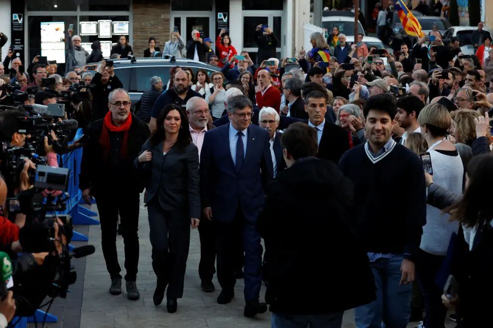 Catalan separatist leader Carles Puigdemont and his wife Marcela Topor arrive to a press conference in Elne, France March 21, 2024. REUTERS/Abert Gea [[[REUTERS VOCENTO]]]