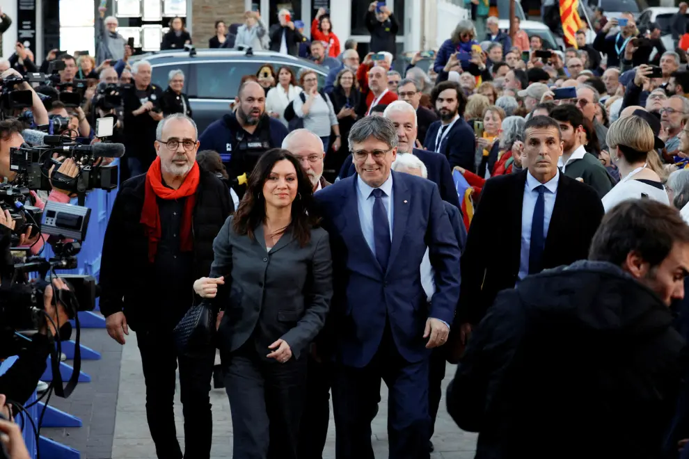 Catalan separatist leader Carles Puigdemont and his wife Marcela Topor arrive to a press conference in Elne, France March 21, 2024. REUTERS/Abert Gea REFILE - QUALITY REPEAT [[[REUTERS VOCENTO]]]