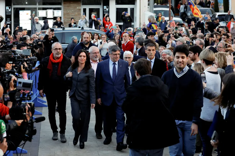 Catalan separatist leader Carles Puigdemont and his wife Marcela Topor arrive to a press conference in Elne, France March 21, 2024. REUTERS/Abert Gea REFILE - QUALITY REPEAT [[[REUTERS VOCENTO]]]