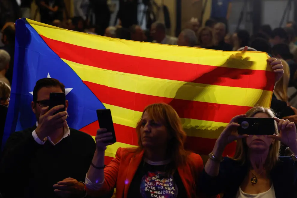 People hold an Estelada (Catalan separatist flag) as they attend a press conference by Catalan separatist leader Carles Puigdemont in Elne, France March 21, 2024. REUTERS/Abert Gea [[[REUTERS VOCENTO]]]