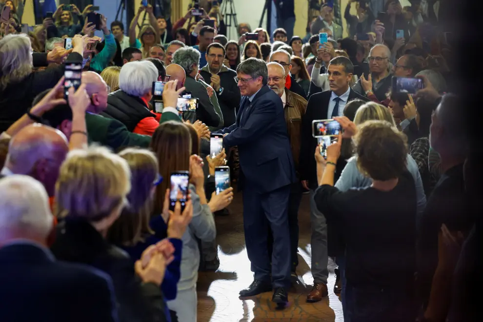 Catalan separatist leader Carles Puigdemont greets people as he arrives to hold a press conference in Elne, France March 21, 2024. REUTERS/Abert Gea [[[REUTERS VOCENTO]]]