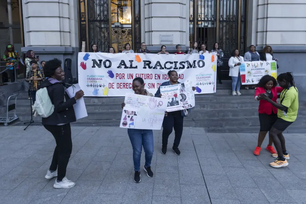 Concentración con motivo del día Internacional Contra el Racismo y la Xenofobia, en la plaza de España de Zaragoza