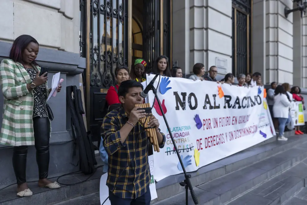 Concentración con motivo del día Internacional Contra el Racismo y la Xenofobia, en la plaza de España de Zaragoza