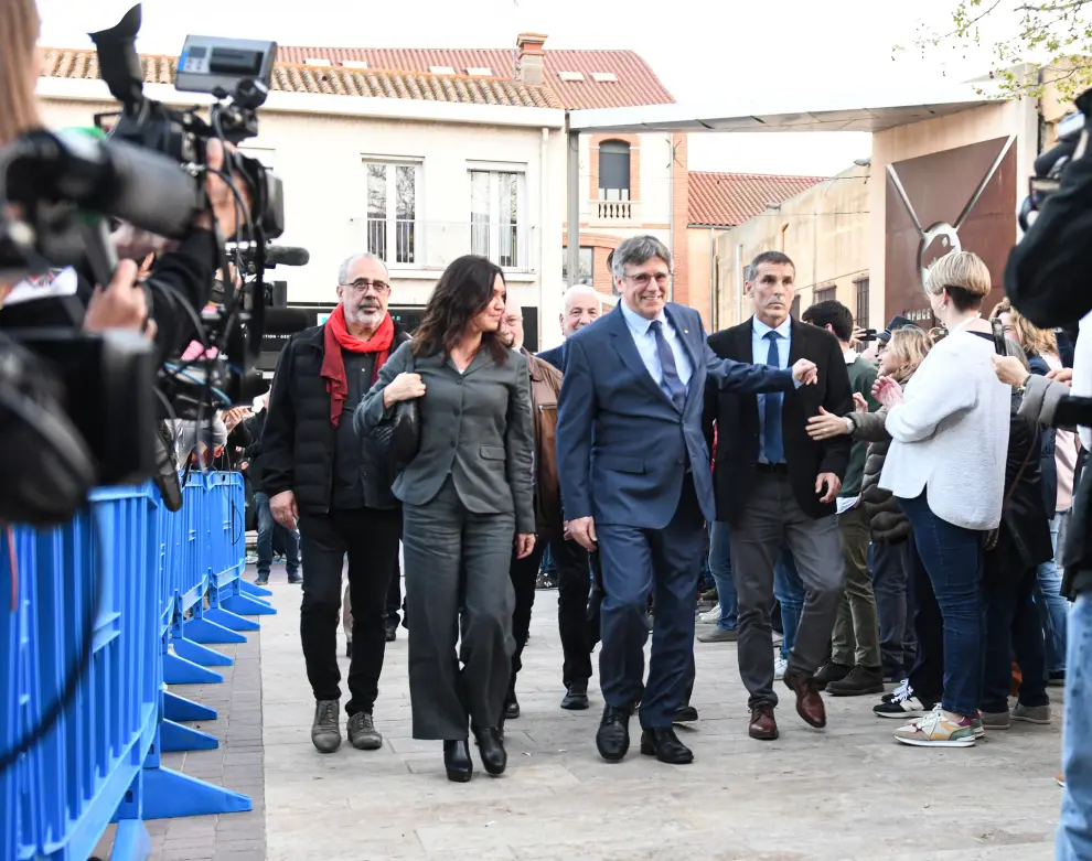 El expresidente de la Generalitat y eurodiputado de Junts, Carles Puigdemont (3i), a su llegada al Mairie dElne (Ayuntamiento de Elna), a 21 de marzo de 2024, en Elna (Francia). Puigdemont ha anunciado que va a ser el candidato de Junts para las elecciones al Parlament de Catalunya el próximo 12 de mayo...21 MARZO 2024;PUIGDEMONT;INDEPENDENTISTAS;JUNTS;JUNTXCAT;JUNTS PER CAT;CANDIDATO;ELECCIONES;PRESIDENTE;GENERALITAT;..Glòria Sánchez / Europa Press..21/03/2024 [[[EP]]]