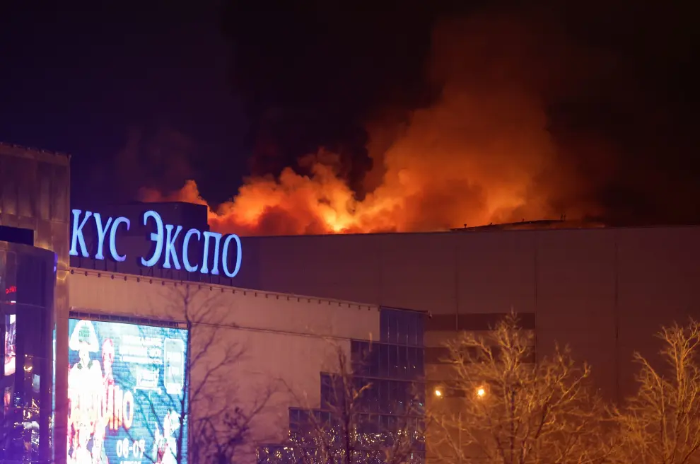El humo se eleva sobre la sala de conciertos Crocus City Hall tras un tiroteo en las afueras de Moscú, Rusia.