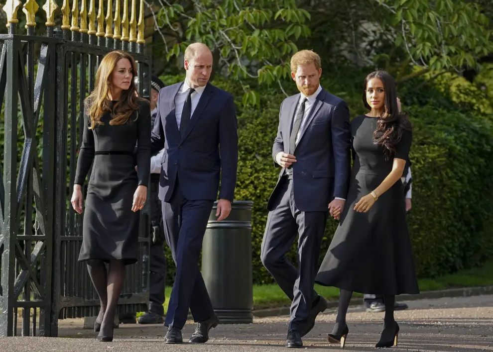 El Príncipe Guillermo de Gran Bretaña, segundo a la izquierda, Kate, Princesa de Gales, a la izquierda, el Príncipe Harry de Gran Bretaña, segundo a la derecha, y Meghan, Duquesa de Sussex